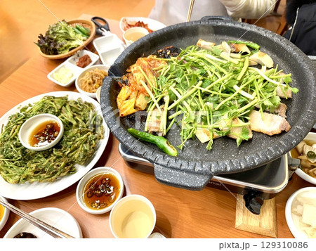 韓国の家庭的なサムギョプサル 韓国の家庭的なサムギョプサル 129310086