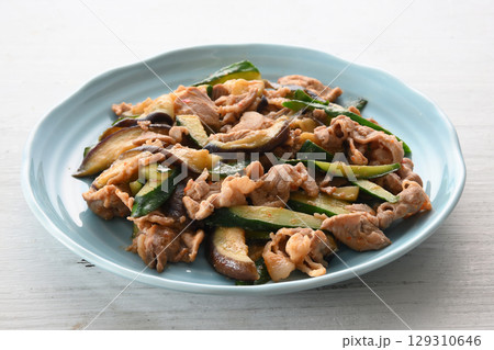 豚肉と茄子と胡瓜のピリ辛味噌炒め 豚肉と茄子と胡瓜のピリ辛味噌炒め 129310646