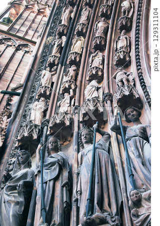 フランスのストラスブール大聖堂の入り口の装飾 129311104
