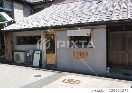 瓦屋根が特徴的な和風のカフェ 瓦屋根が特徴的な和風のカフェ 129311272