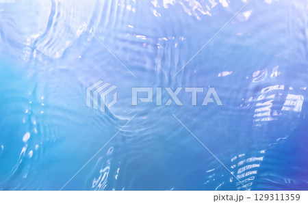 水色と紫色など複雑なグラデーションの水面 重なる波紋 水色と紫色など複雑なグラデーションの水面 重なる波紋 129311359