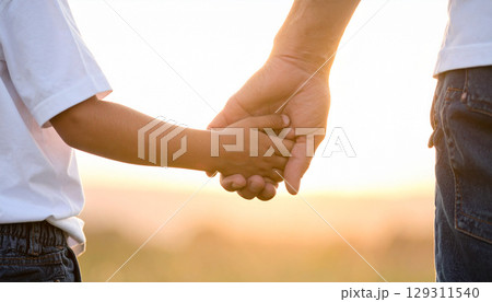 手を繋ぐ親子（AI生成画像） 129311540