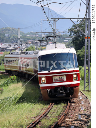 極楽橋駅へ向かう南海電鉄の特急こうや 129311781