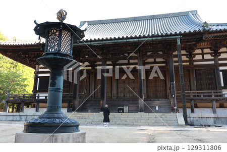 檀上伽藍・金堂の前でお経を読む僧侶 129311806