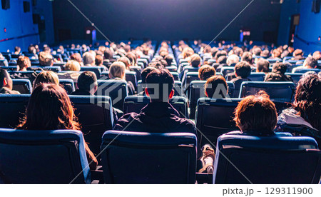 映画を観る人たち（AI生成画像） 129311900