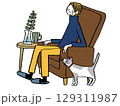 ソファーでゆっくりする人 129311987