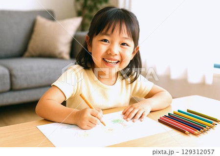 今どきの小学生の夏休み生活　お絵描きする女の子 129312057