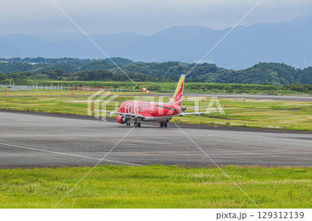 牧之原市の富士山静岡空港の滑走路を走行する飛行機(静岡県) 129312139