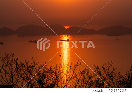 《山口県》瀬戸内海の夕暮れ・周南市太華山山頂の眺望 《山口県》瀬戸内海の夕暮れ・周南市太華山山頂の眺望 129312224