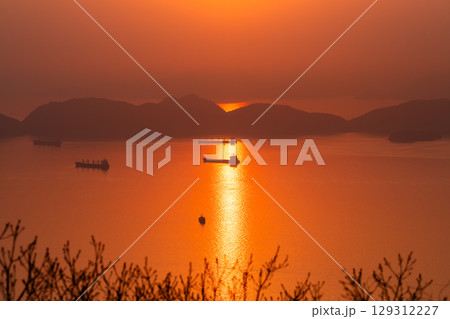 《山口県》瀬戸内海の夕暮れ・周南市太華山山頂の眺望 《山口県》瀬戸内海の夕暮れ・周南市太華山山頂の眺望 129312227