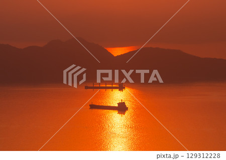 《山口県》瀬戸内海の夕暮れ・周南市太華山山頂の眺望 《山口県》瀬戸内海の夕暮れ・周南市太華山山頂の眺望 129312228