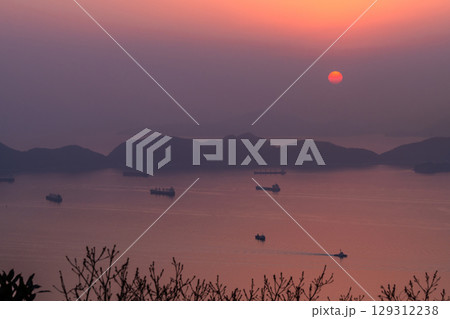 《山口県》瀬戸内海の夕暮れ・周南市太華山山頂の眺望 129312238