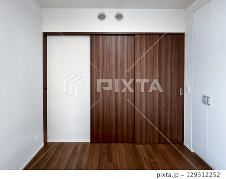 引き扉のある室内 129312252