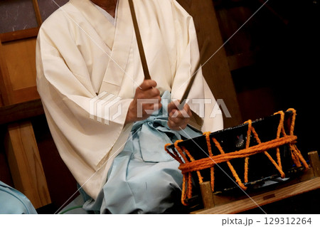 石見神楽 (夜神楽) 舞台脇 締め太鼓の奏者 石見神楽 (夜神楽) 舞台脇 締め太鼓の奏者 129312264