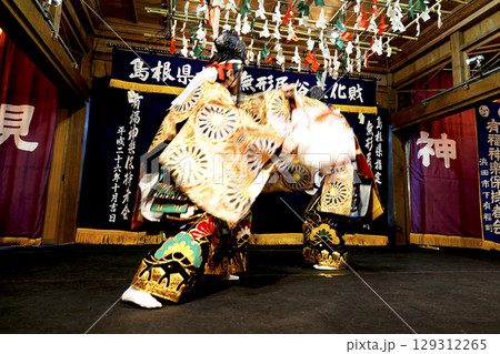 石見神楽 (夜神楽) 神社拝殿舞台で舞う演者 129312265