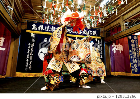 石見神楽 (夜神楽) 神社拝殿舞台で舞う演者 129312266