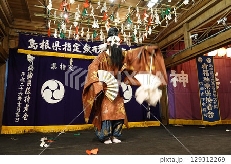 石見神楽 (夜神楽) 神社拝殿舞台で舞う演者 石見神楽 (夜神楽) 神社拝殿舞台で舞う演者 129312269