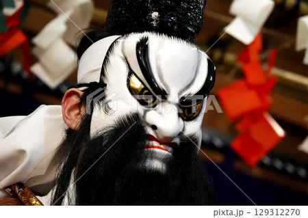 石見神楽 (夜神楽) 神社拝殿舞台で舞う演者 129312270