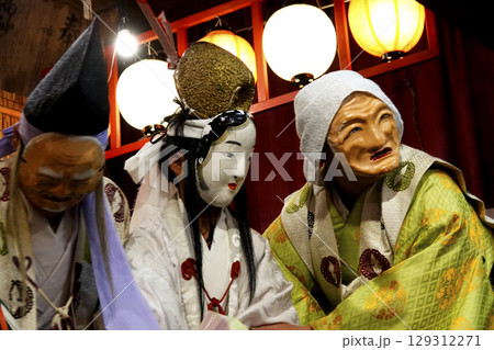 石見神楽 (夜神楽) 神社拝殿舞台で舞う演者 129312271