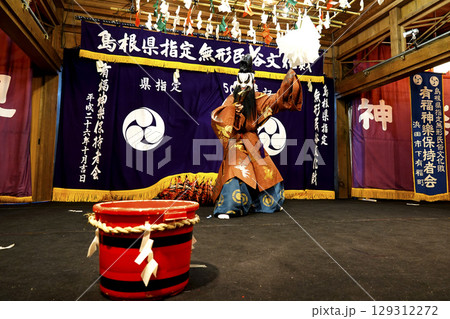 石見神楽 (夜神楽) 神社拝殿舞台で舞う演者 129312272
