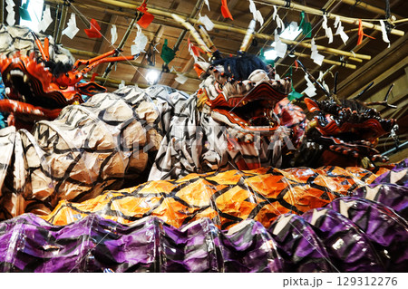 石見神楽 (夜神楽) 神社拝殿舞台で蜷局を巻く大蛇 129312276