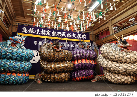 石見神楽 (夜神楽) 神社拝殿舞台で蜷局を巻く大蛇 石見神楽 (夜神楽) 神社拝殿舞台で蜷局を巻く大蛇 129312277