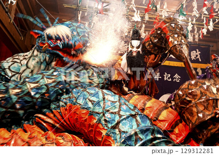 石見神楽 (夜神楽) 神社拝殿舞台で大蛇を退治する主人公の演者 石見神楽 (夜神楽) 神社拝殿舞台で大蛇を退治する主人公の演者 129312281