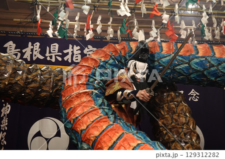 石見神楽 (夜神楽) 神社拝殿舞台で大蛇を退治する主人公の演者 129312282