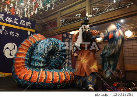 石見神楽 (夜神楽) 神社拝殿舞台で大蛇を退治する主人公の演者 129312283