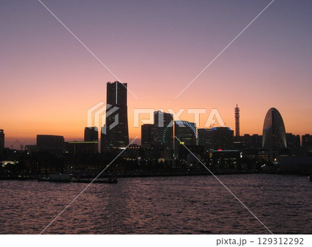 夜の横浜港夕景 みなとみらい 夜の横浜港夕景 みなとみらい 129312292
