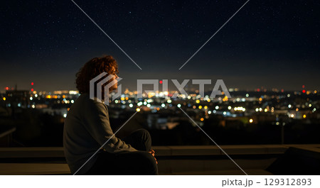 ネオンを見ながら黄昏る男性 ネオンを見ながら黄昏る男性 129312893