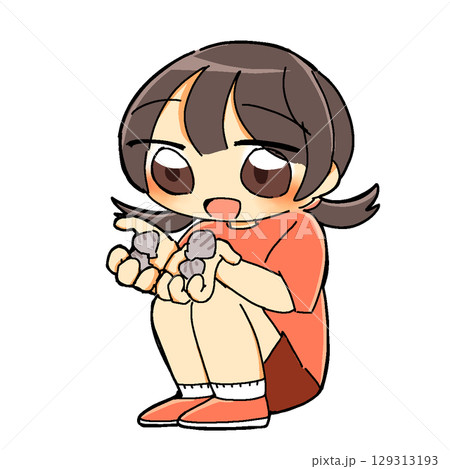 貝殻を両手に持っているオレンジの服を着た女の子 129313193