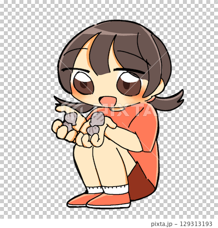 貝殻を両手に持っているオレンジの服を着た女の子 129313193