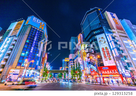 日本の東京都市景観8月インバウンド続く…夜でも外国人観光客らで賑わう秋葉原=3日、19時39分 日本の東京都市景観8月インバウンド続く…夜でも外国人観光客らで賑わう秋葉原=3日、19時39分 129313258