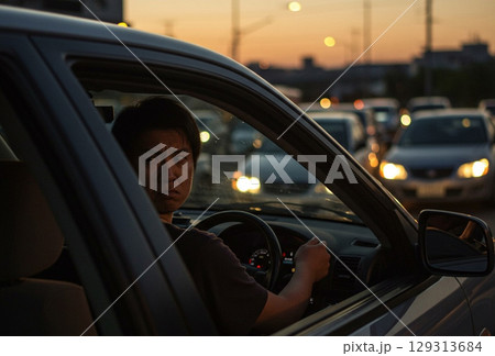 イライラしながら運転する男性ドライバー 129313684