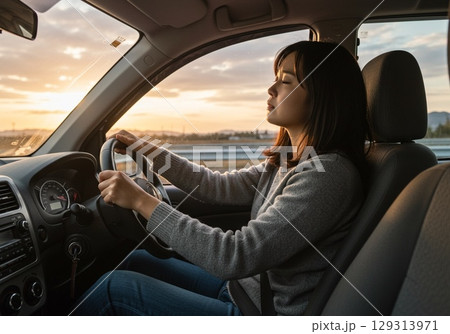 運転で疲労がたまり眠そうな女性ドライバー 129313971