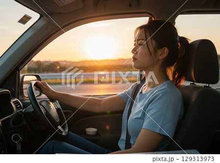 運転で疲労がたまり眠そうな女性ドライバー 129313973