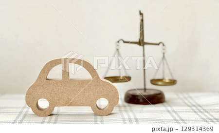 車のナチュラル小物と天秤_白背景 129314369
