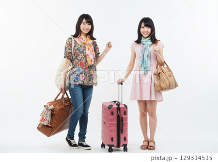 これから旅行に出かける楽しそうな日本人の若い女性（白背景・切り抜き用） 129314515