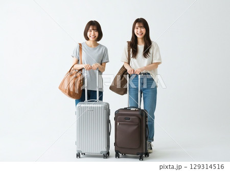 これから旅行に出かける楽しそうな日本人の若い女性（白背景・切り抜き用） 129314516