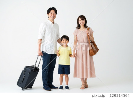これから旅行に出かける楽しそうな日本人のファミリー（白背景・切り抜き用） 129314564