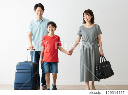 これから旅行に出かける楽しそうな日本人のファミリー（白背景・切り抜き用） 129314565
