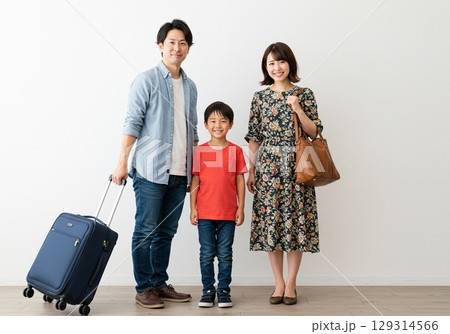 これから旅行に出かける楽しそうな日本人のファミリー（白背景・切り抜き用） 129314566