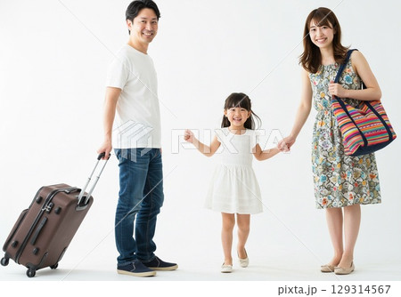 これから旅行に出かける楽しそうな日本人のファミリー（白背景・切り抜き用） 129314567