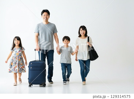 これから旅行に出かける楽しそうな日本人のファミリー（白背景・切り抜き用） 129314575