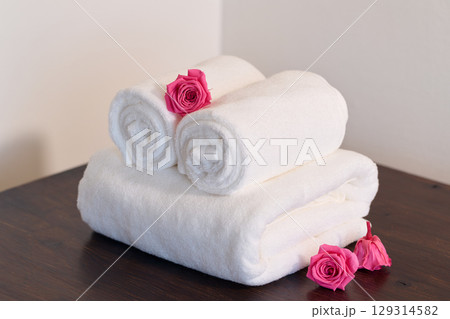 バラの花を添えた白いタオル バラの花を添えた白いタオル 129314582