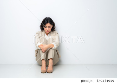 不安やうつ状態に悩む女性 129314939