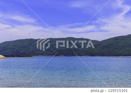 愛媛県伊方町の青い海と佐田岬半島に並ぶ風車の風景 愛媛県伊方町の青い海と佐田岬半島に並ぶ風車の風景 129315101