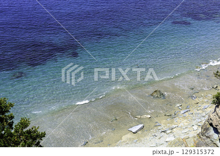 透き通る青い海と静かな伊方町の海岸線の夏風景 129315372