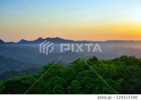 朝日に照らされる山々 129315390